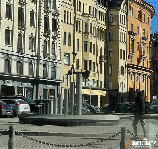 В Петербурге начали появляться «инсталляции» с самокатами. Кто-то «доработал» фонтан у «Горьковской»