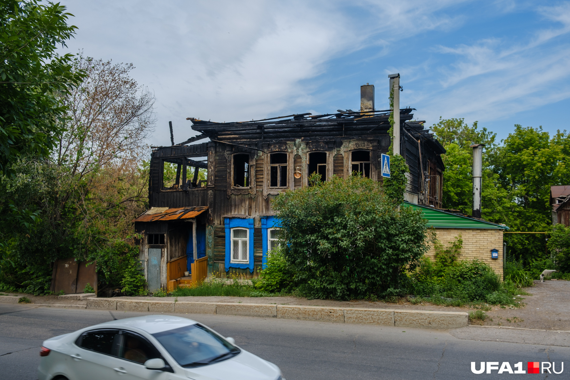 Там же красуется и частично сгоревший дом