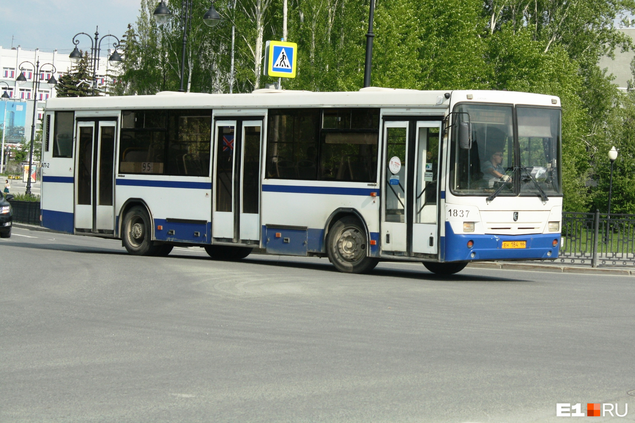 В Екатеринбурге пассажир догнал автобус, сел в салон и умер