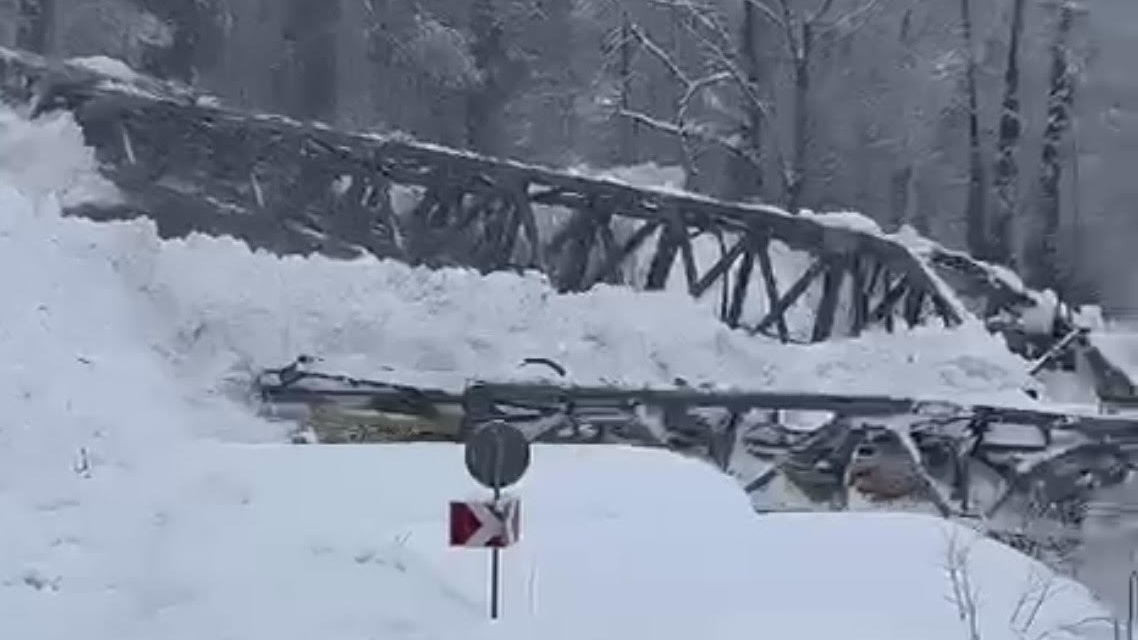Огромная лавина снесла опору моста в Сочи и движется на горнолыжные курорты