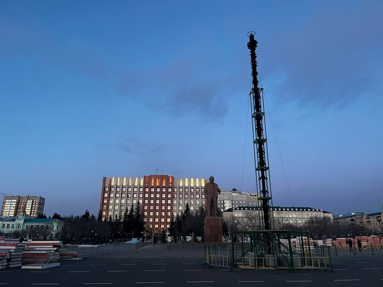 Новогоднюю елку начали ставить на площади Ленина в Чите