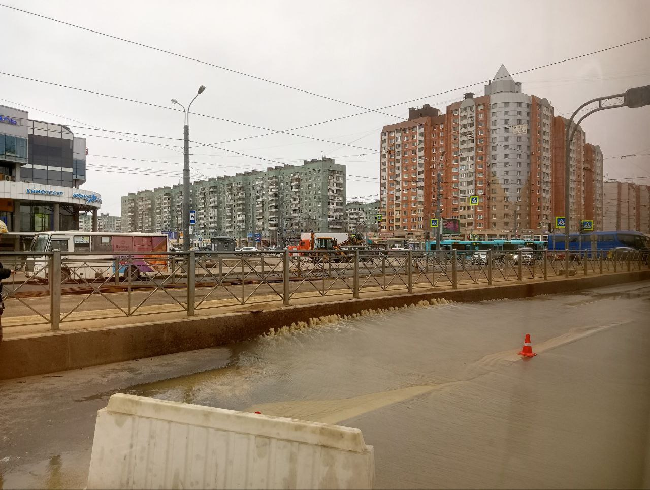 Вода топит дорогу у станции метро «Проспект Просвещения» | 07.03.2024 |  Санкт-Петербург - БезФормата