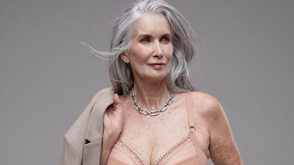 Может себе позволить: откровенные фото 63-летней модели взорвали интернет — она умеет стареть красиво