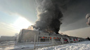 «Из-за дыма не видно солнца»: на Свердловской в районе «Тихих зорь» полыхает склад