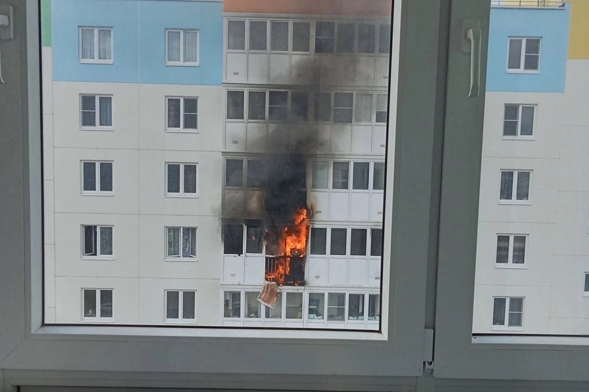 В крупном ЖК Нижнего Новгорода сгорела квартира. Среди пострадавших трое детей — видео