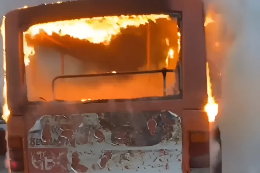В Нижнем напротив Ярмарки сгорела маршрутка — пожар попал на видео