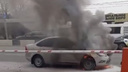 В центре Ростова автомобиль загорелся на глазах у прохожих