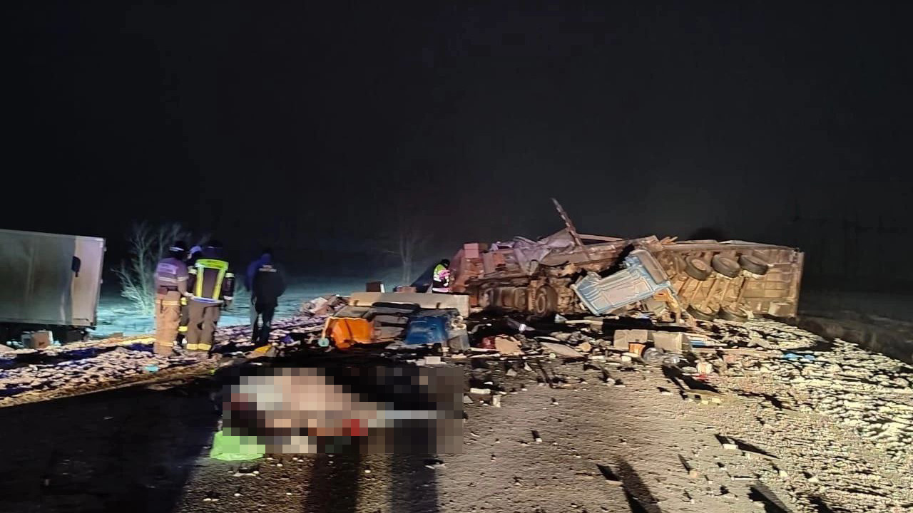 Трассу Тюмень — Екатеринбург перекрыли из-за страшной аварии с двумя грузовиками. Один человек погиб