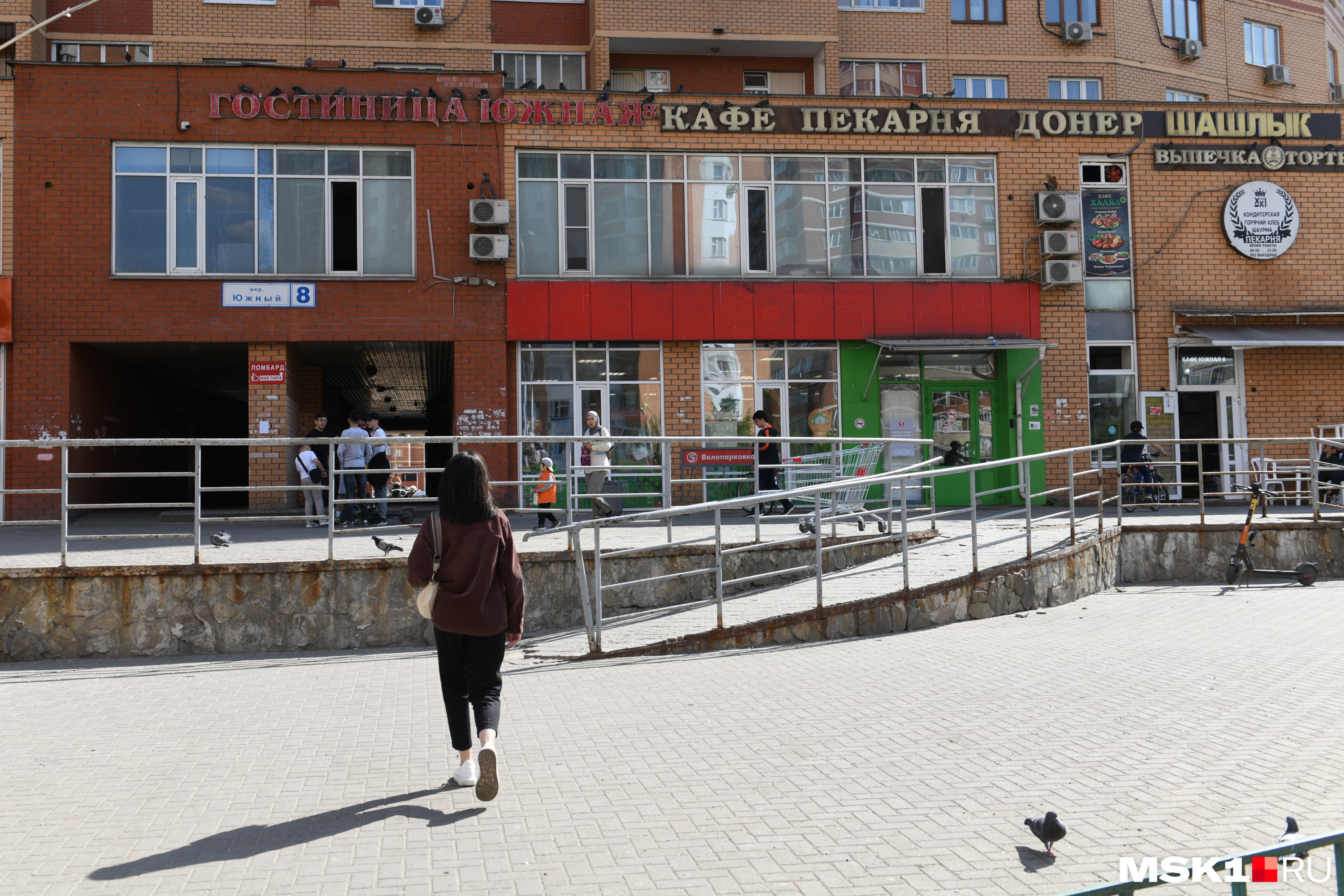 Помимо религиозного заведения, здесь есть продуктовые магазины и гостиница Помимо религиозного заведения, здесь есть продуктовые магазины и гостиница