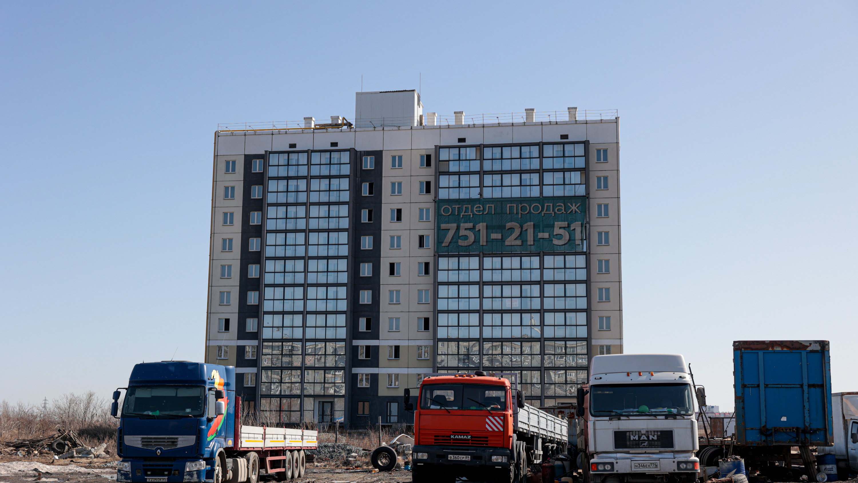 В мэрии объяснили, почему 11-этажная новостройка на берегу озера в Челябинске пустует уже пять лет