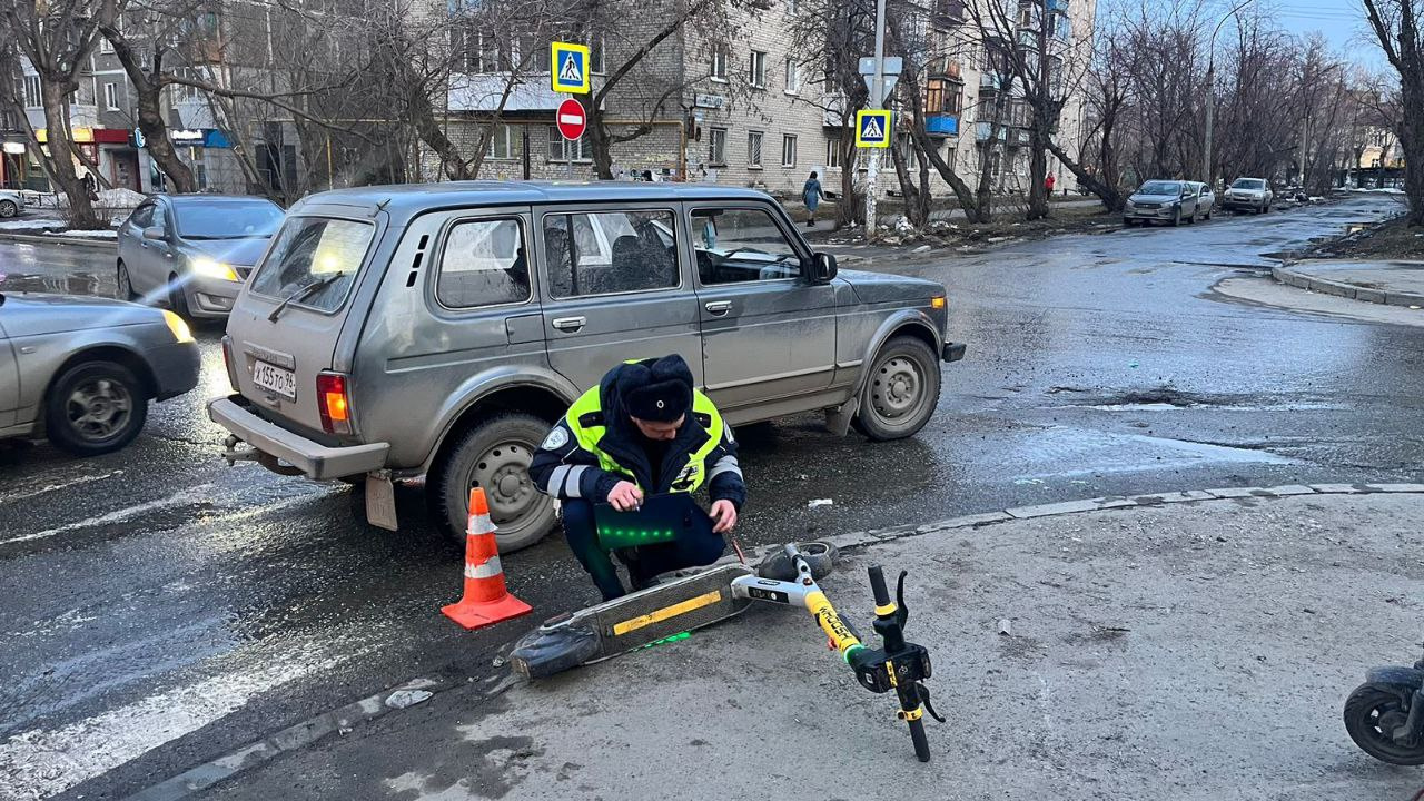 В Екатеринбурге водитель сбил девочку на электросамокате. Ее увезли в больницу