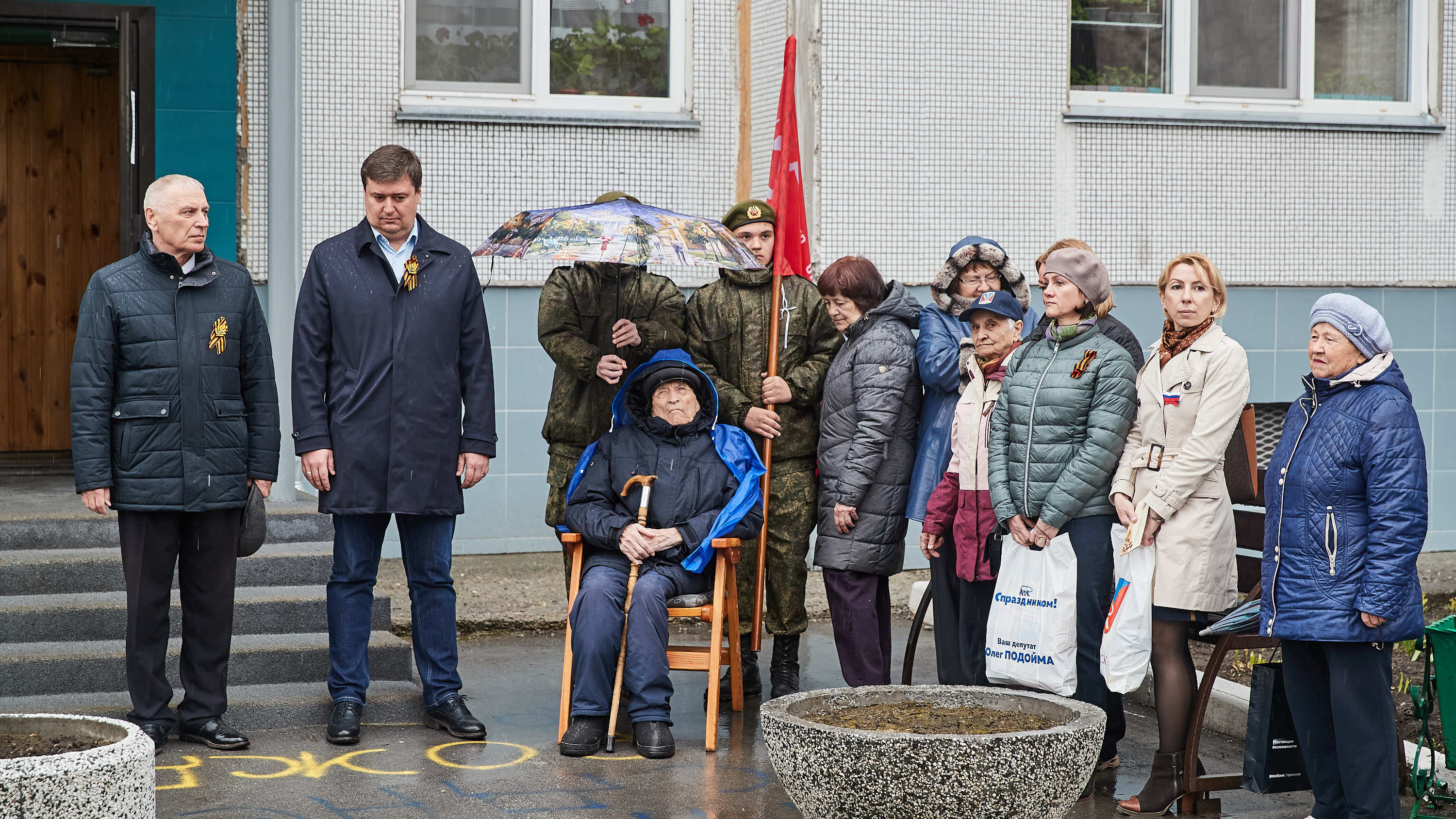 «Парад на дом»: новосибирских ветеранов начали поздравлять с 9 Мая — торжественные фото