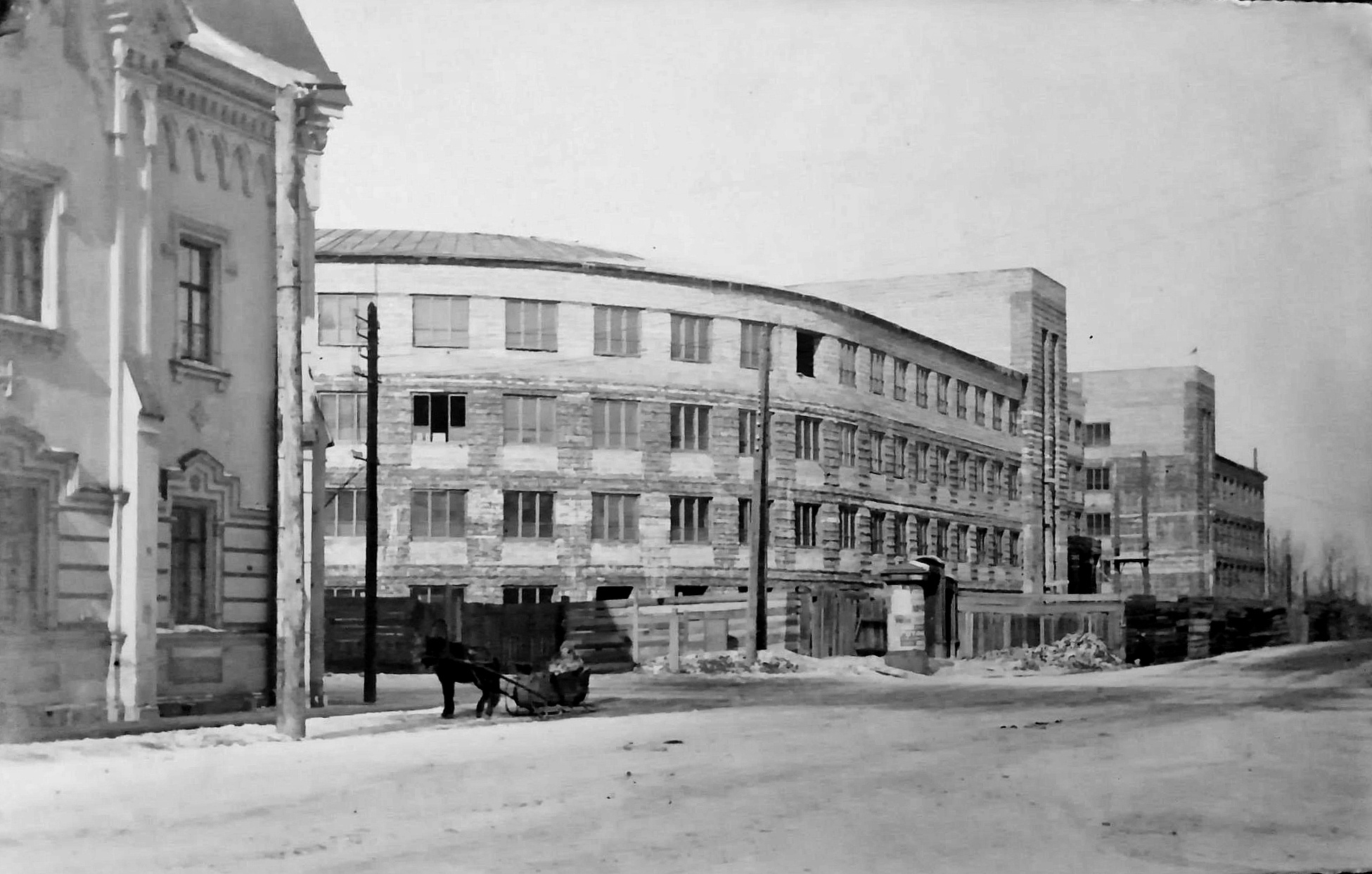 На улице Ленина строится гостиница «Центральная» («Сибирь»), 1932 год
