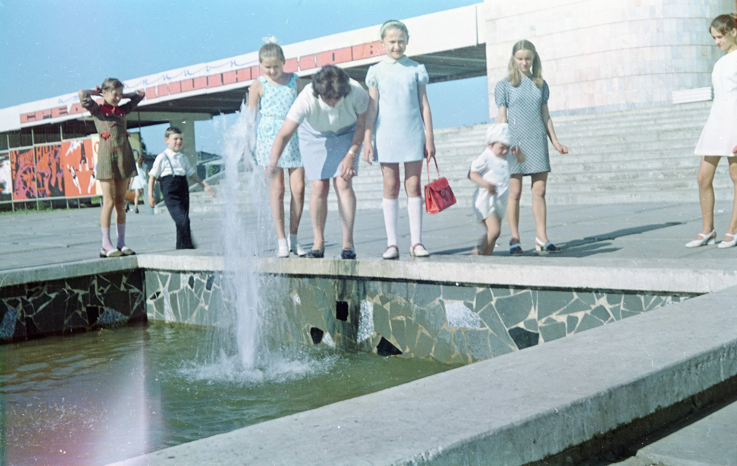 Перенесемся в 1975-й. Тогда фонтан у омского цирка выглядел так. Дети не боялись намочить белые гольфы