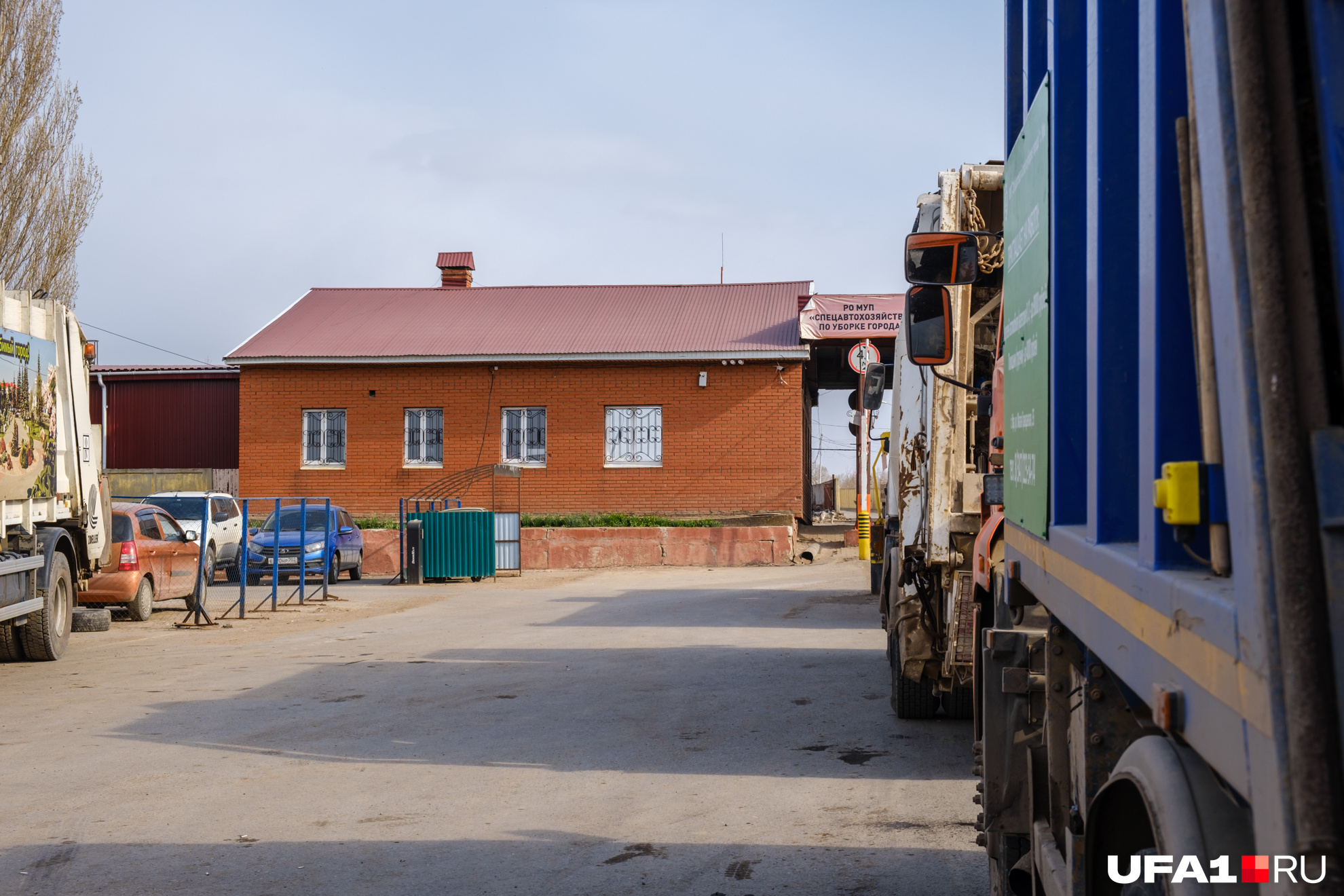 Около полигона есть и стоянка для местных сотрудников