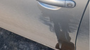 «Не ставь на мое место»: хозяйке VW на парковке в Челябинске залили двери суперклеем