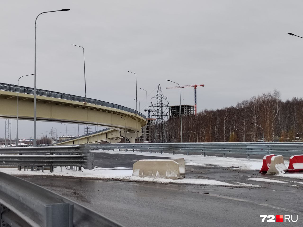 Прямая дорога до Тарман пока закрыта пластиковыми блоками Прямая дорога до Тарман пока закрыта пластиковыми блоками