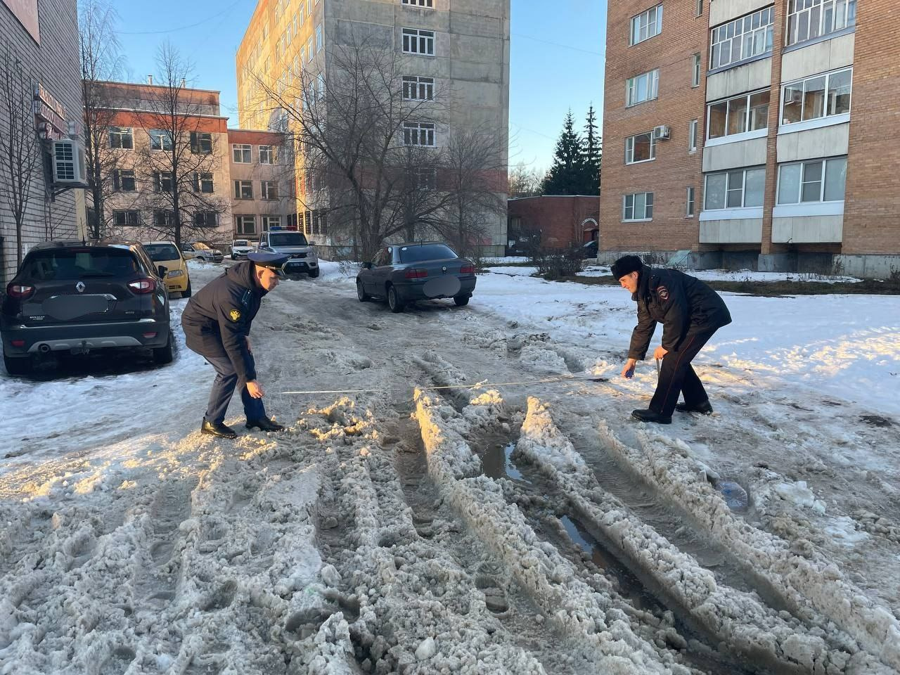 Врачи толкают машины руками: в Ярославской области массово буксуют  «скорые». Что говорят власти | 22.12.2023 | Ярославль - БезФормата