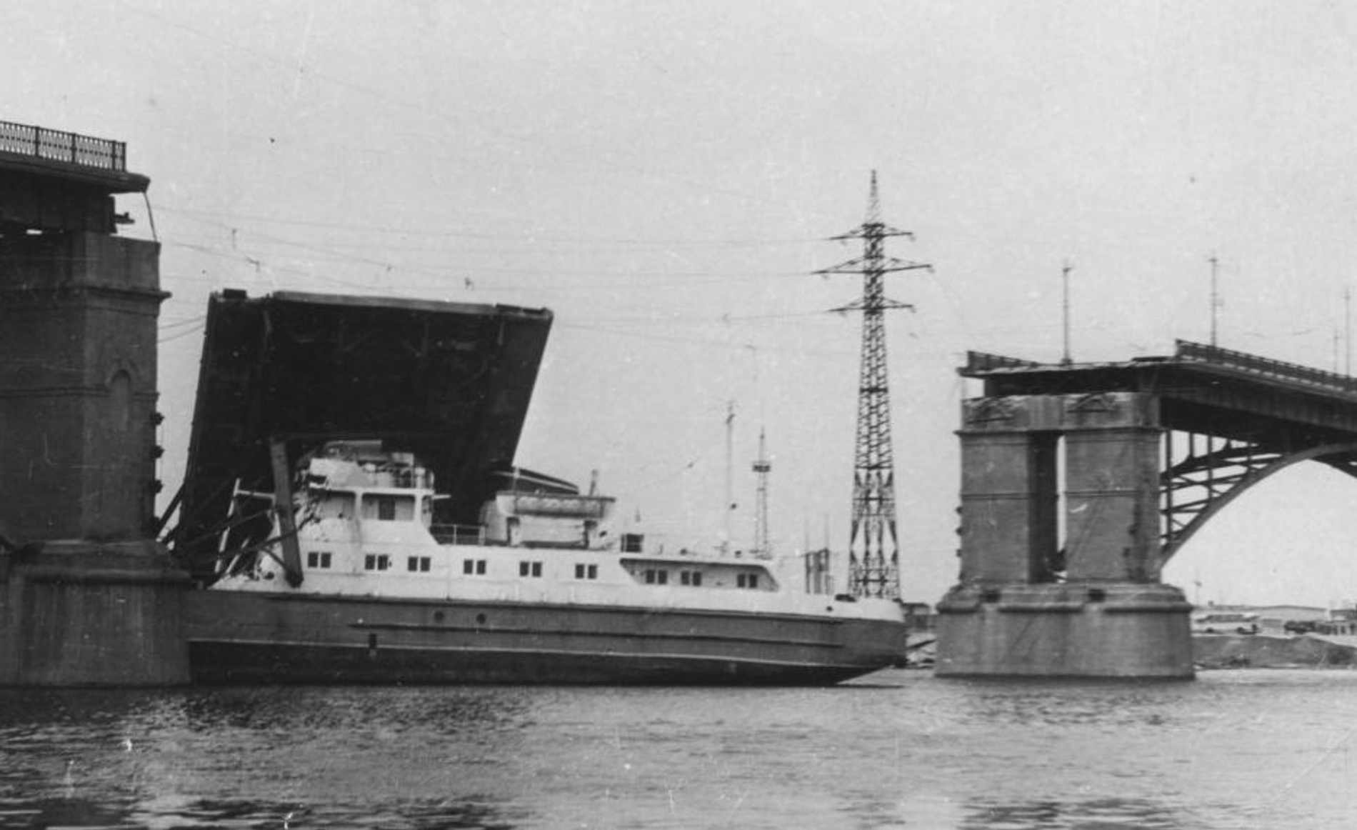 Волго Дон 12. Крушение моста в Самаре в 1971. Крушение моста через реку Самарку в Самаре 1971 году. Обрушение моста в Самаре в 1971 году. Корабль врезался в мост