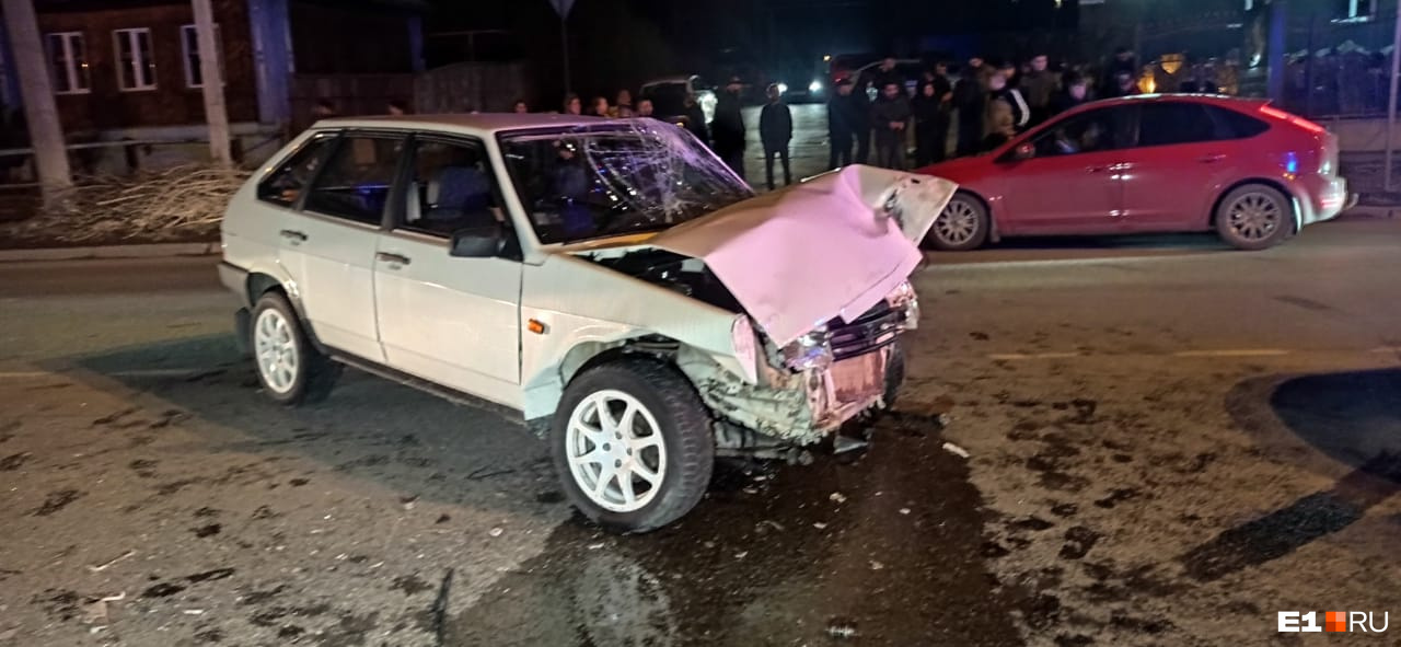 В Екатеринбурге 17-летний парень на «девятке» влетел в машину, которую вел полицейский. Обоих увезли в больницу