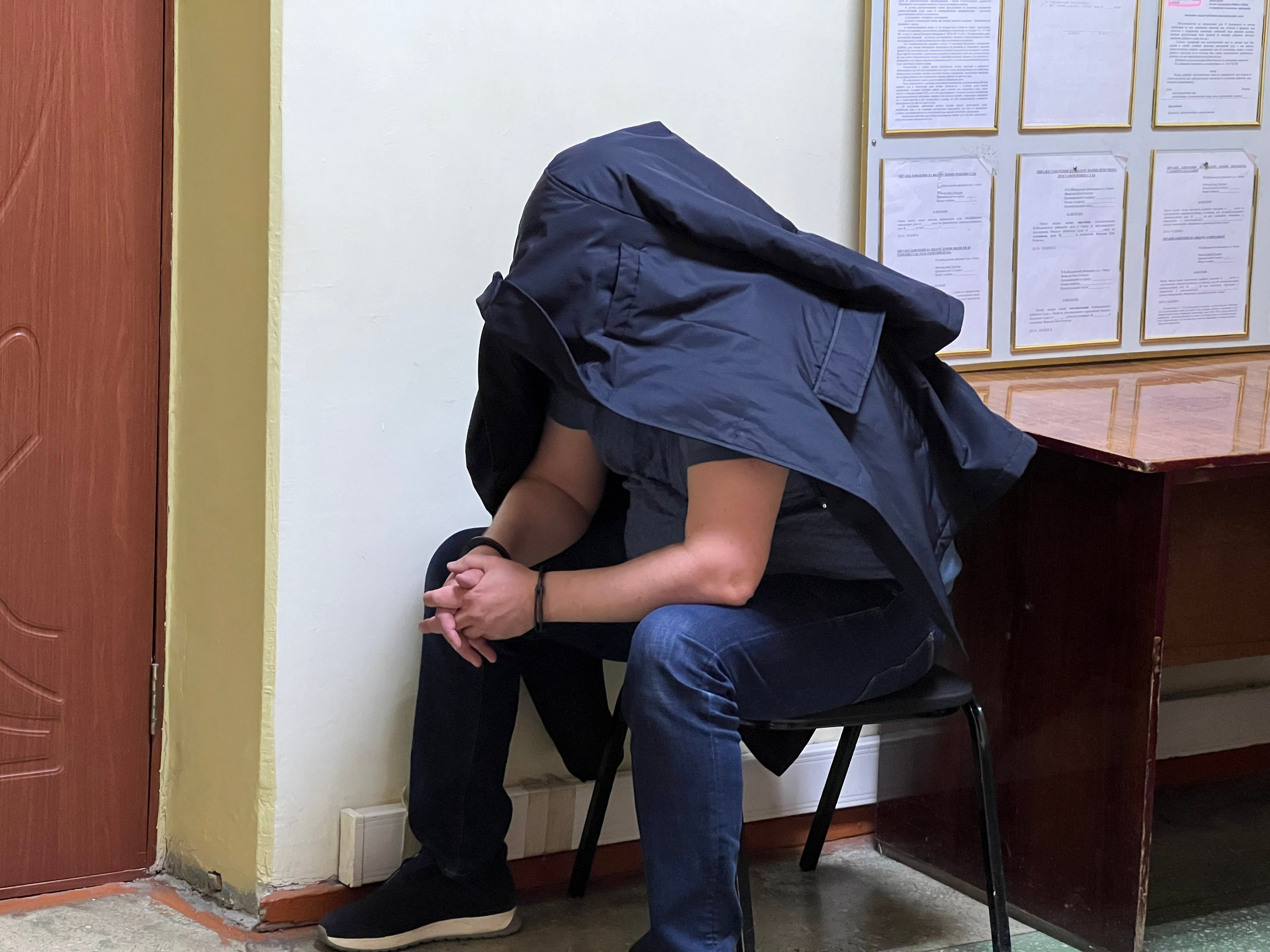 В суде предприниматель прятал свое лицо от камер В суде предприниматель прятал свое лицо от камер