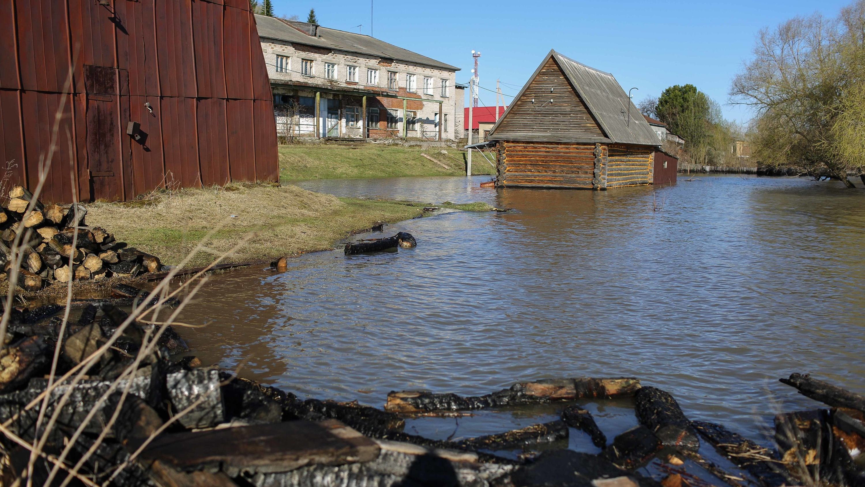 Вода выше критической отметки: фоторепортаж из затопленного Усть-Ишима