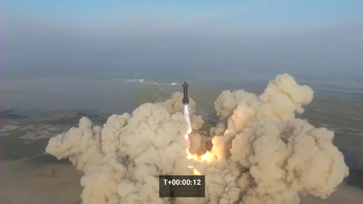 Самая большая ракета Starship успешно стартовала с земли и «внепланово разобралась» в небе