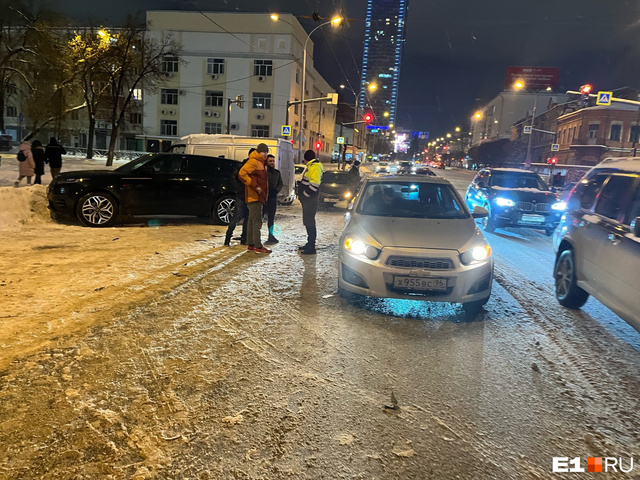 В центре Екатеринбурга произошла массовая авария: столкнулись четыре ...