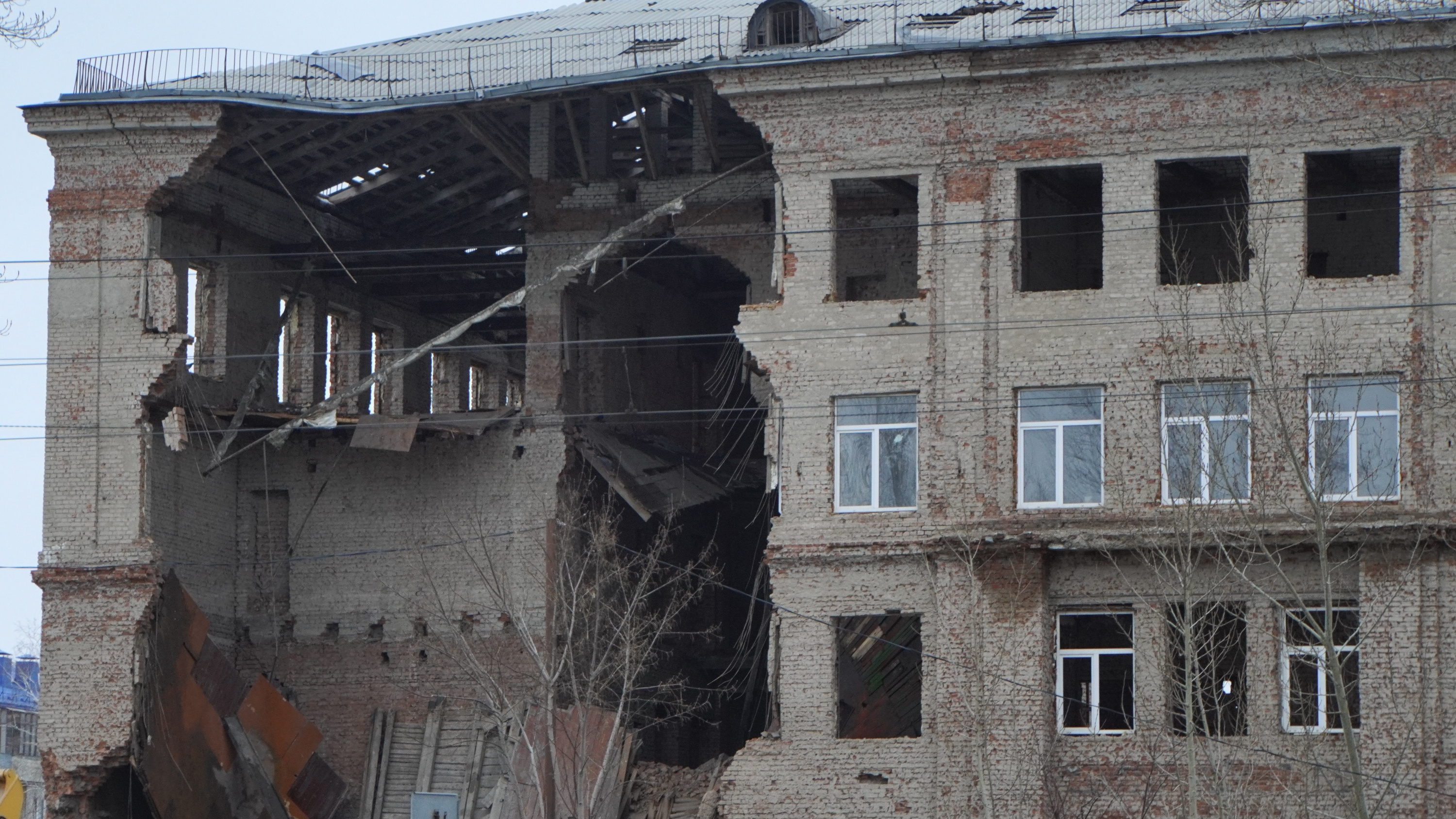 В омской гимназии <nobr class="_">№ 88</nobr> рухнула стена: фоторепортаж