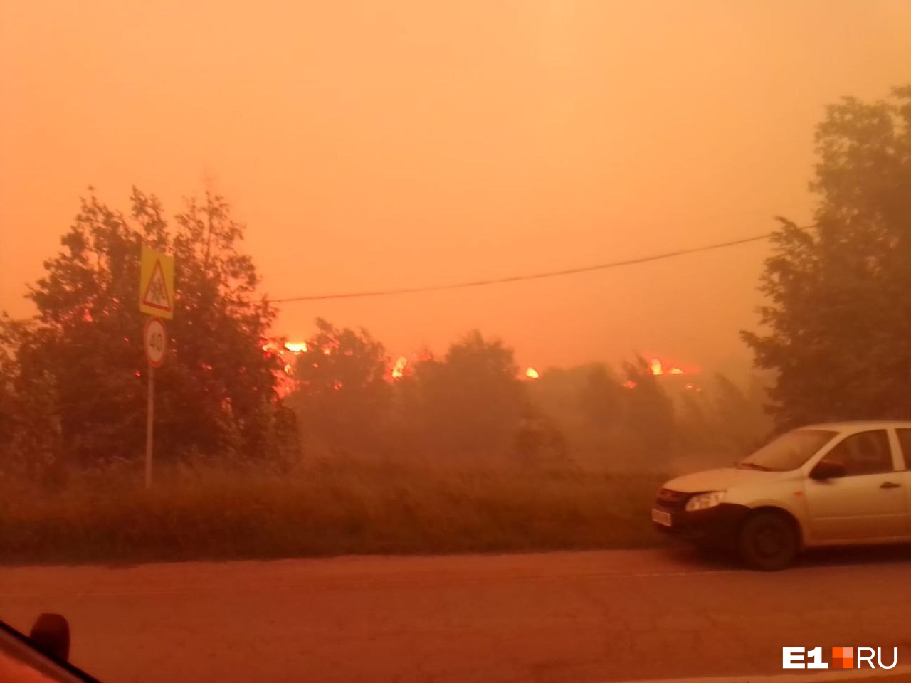 В старинном уральском селе неподалеку от Екатеринбурга полыхает страшный пожар: онлайн