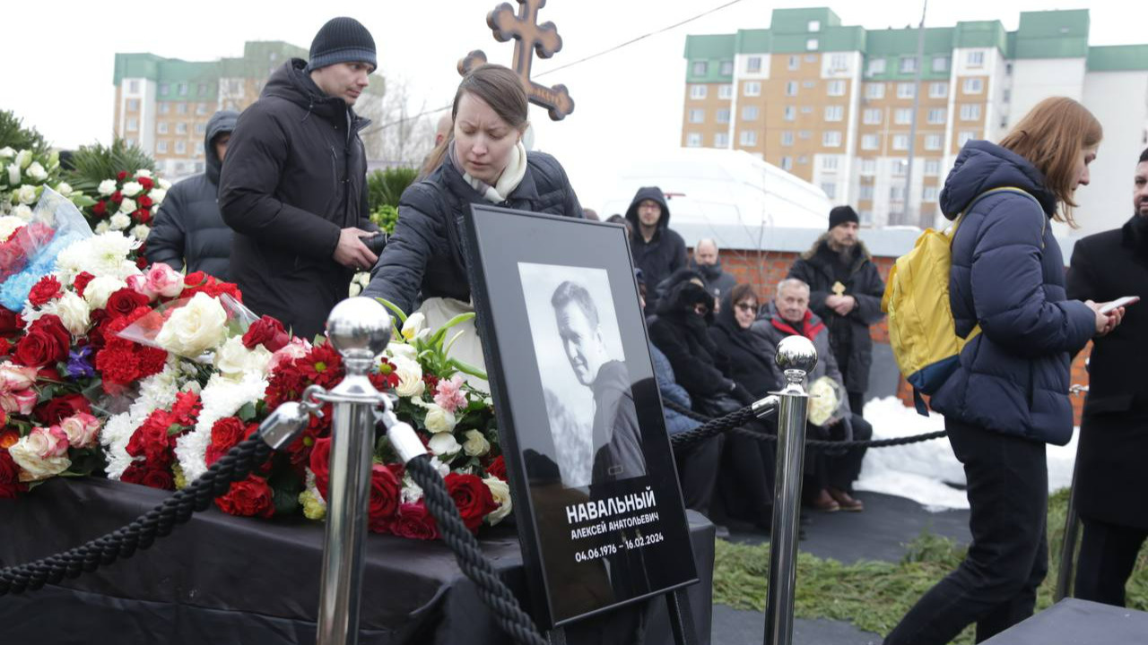 В Москве похоронили Алексея Навального: фоторепортаж