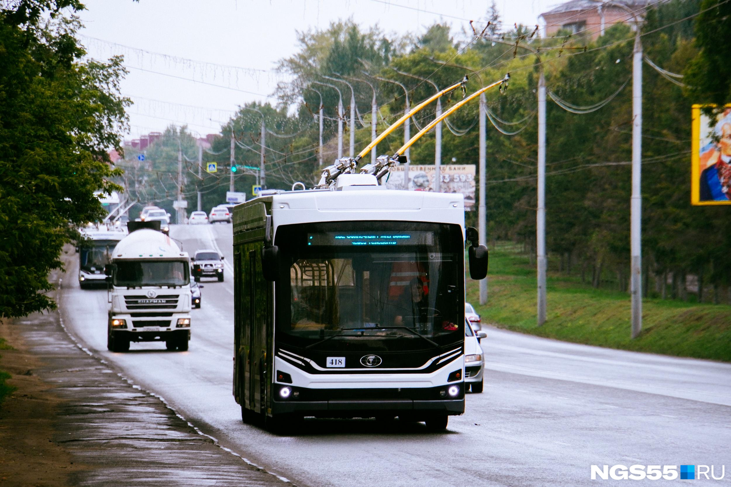 Из-за сильного ливня в Омске остановились троллейбусы
