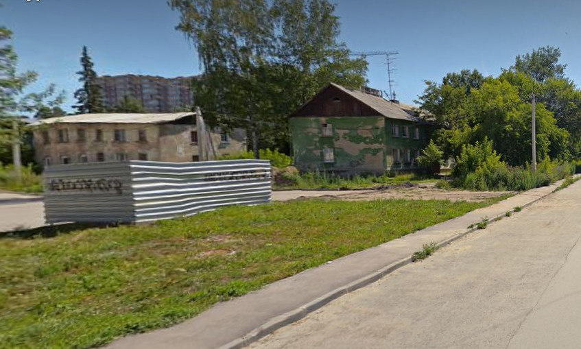 Вид на улицу Журавлева в 2015 году — сейчас на месте бараков уже достраивают многоэтажку