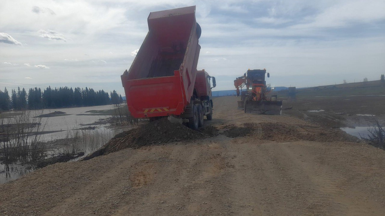 Разрушенные от паводка дороги в Якутии восстановят за <nobr class="_">100 млн рублей</nobr>. Но попозже