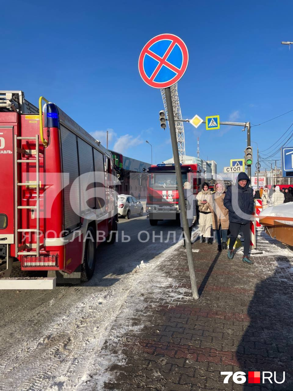 Десятки людей вывели на мороз: в Ярославле эвакуировали торговый центр «Аура».  Видео | 08.02.2024 | Ярославль - БезФормата