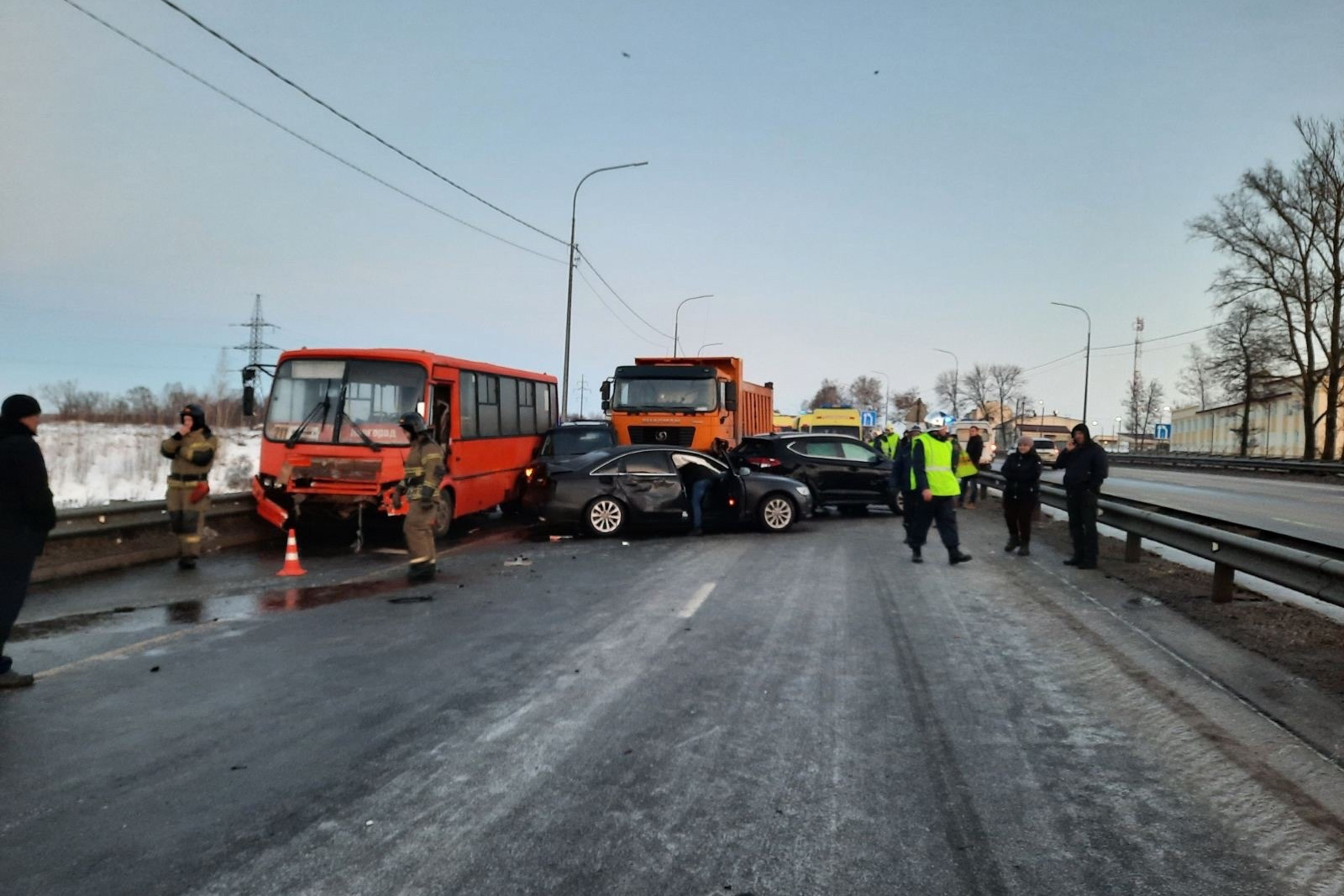 Виноват гололед. В массовом ДТП под Нижним Новгородом пострадали шесть  человек | 22.12.2023 | Санкт-Петербург - БезФормата