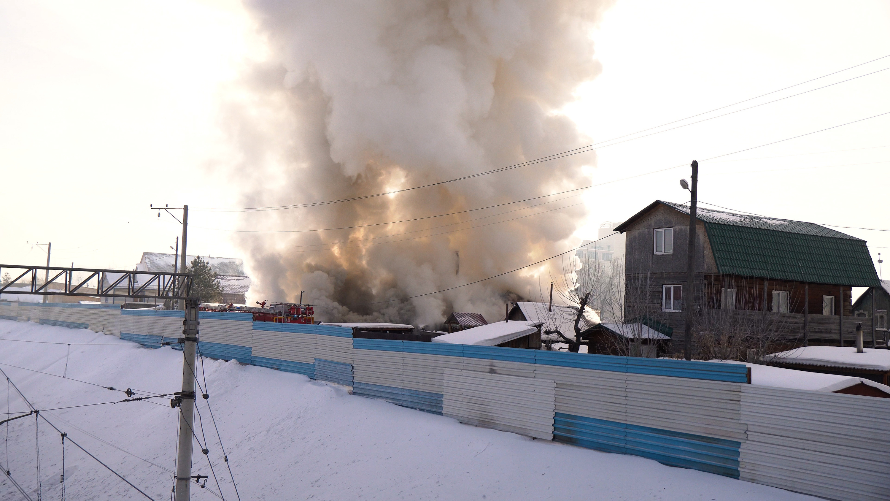 На улице Инской загорелся частный дом — пожарные пробирались к нему по узкому проезду