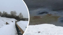 «Запах, как возле бензозаправки»: красноярец пожаловался на большие нефтяные пятна на набережной Совмена