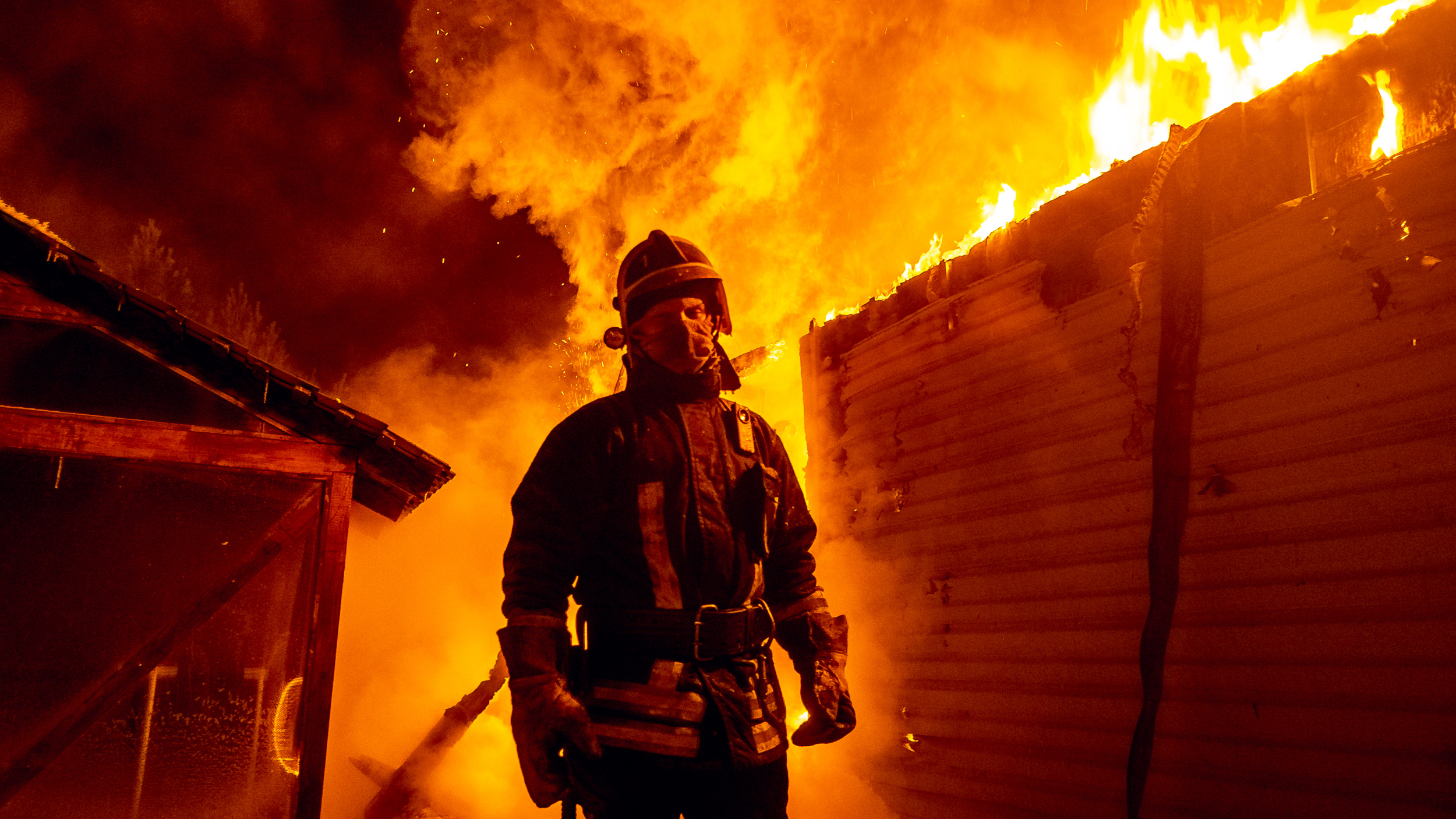 Снято во время пожара: спасатель фотографирует свою работу — посмотрите на эти огненные кадры