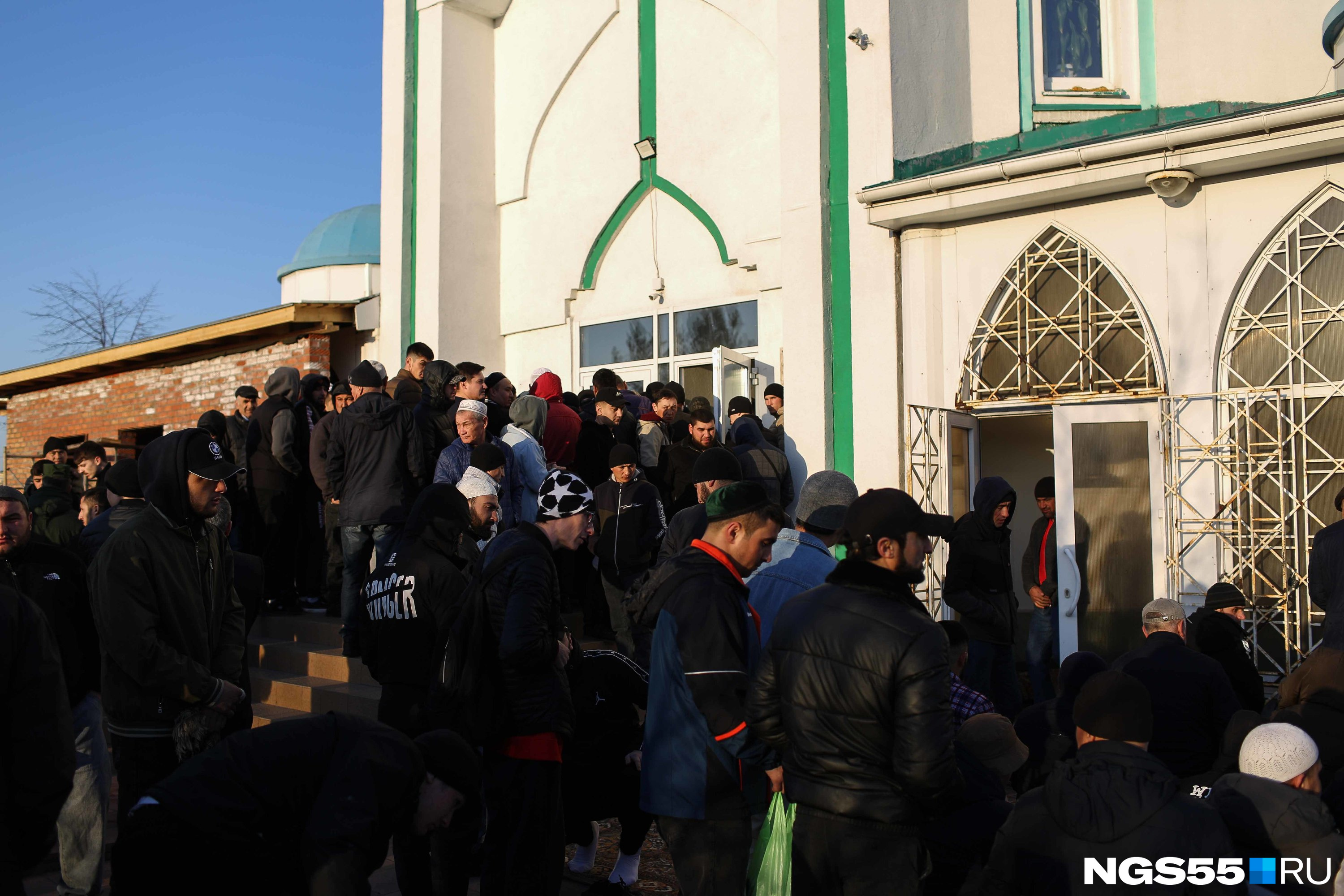 Традиционно самое большое скопление людей в Центральной соборной мечети на улице <nobr>20-я</nobr> Линия