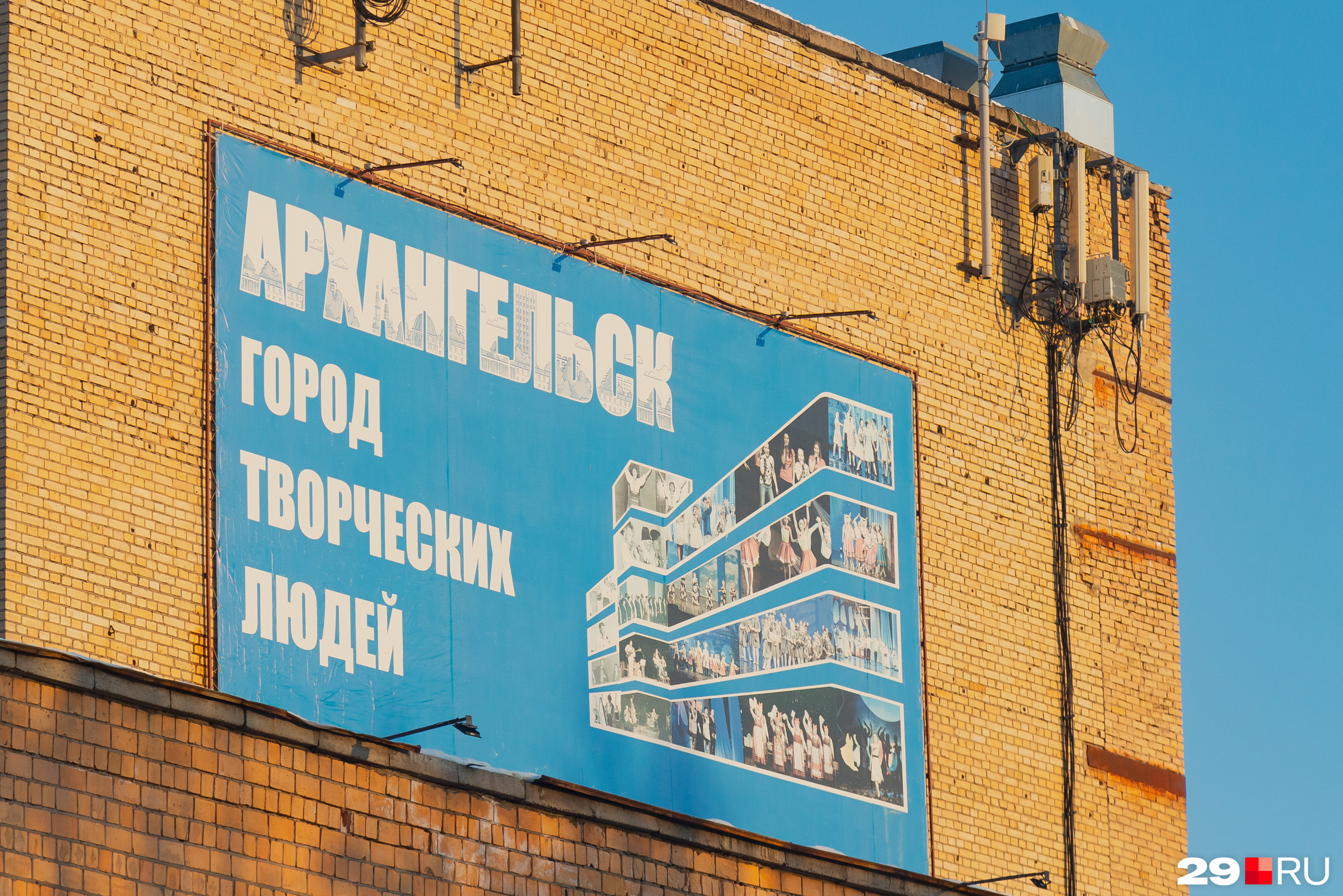 панельки дождь. самара некрасивые места. на крышах городских домов мы прятались от лишних глаз песня. обсе и украинские танки. графика девушка спряталась в домике вектор.