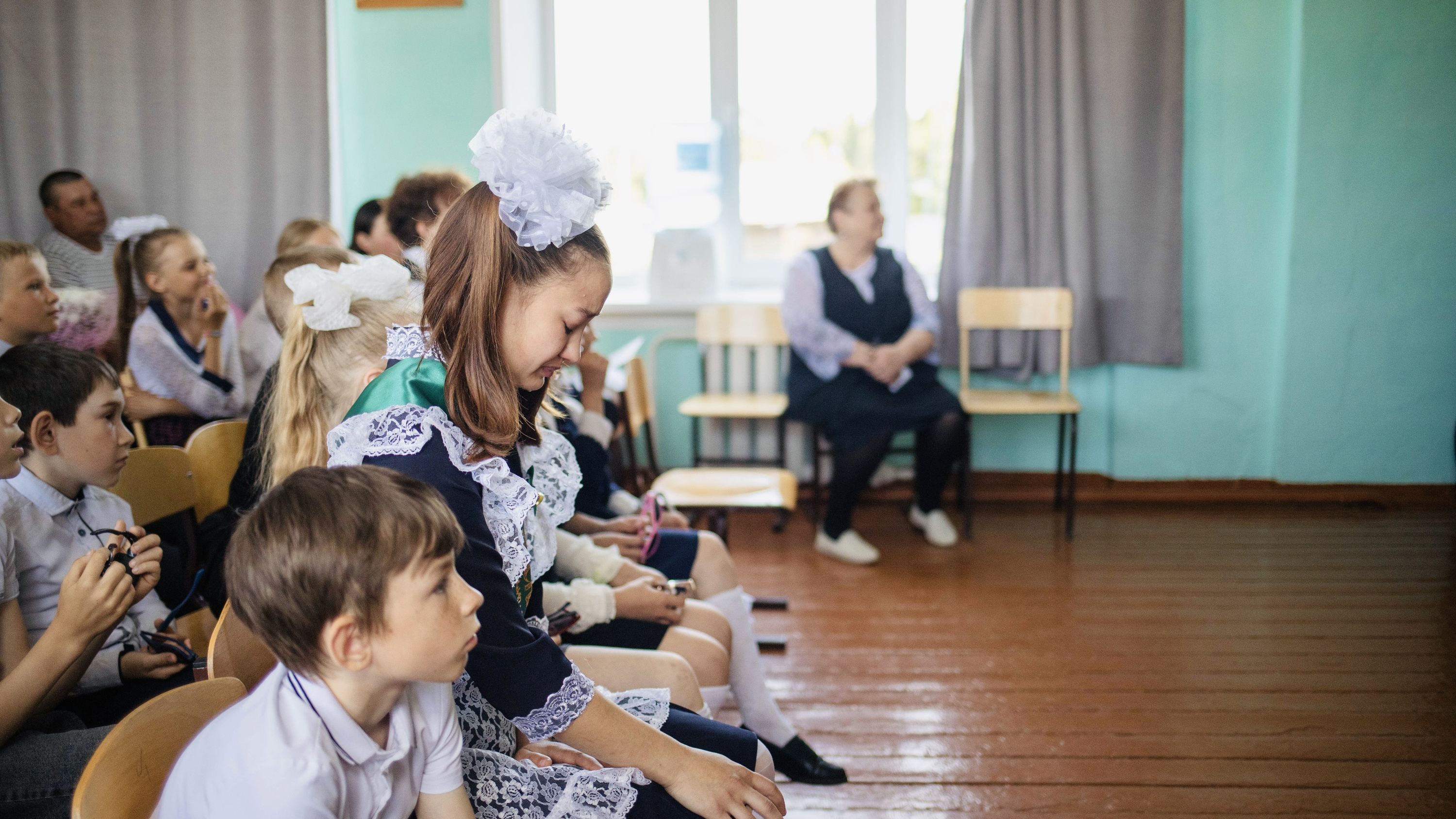 «Пока дети есть, мы живем». В сибирском селе из школы выпускается единственная ученица — репортаж с последнего звонка