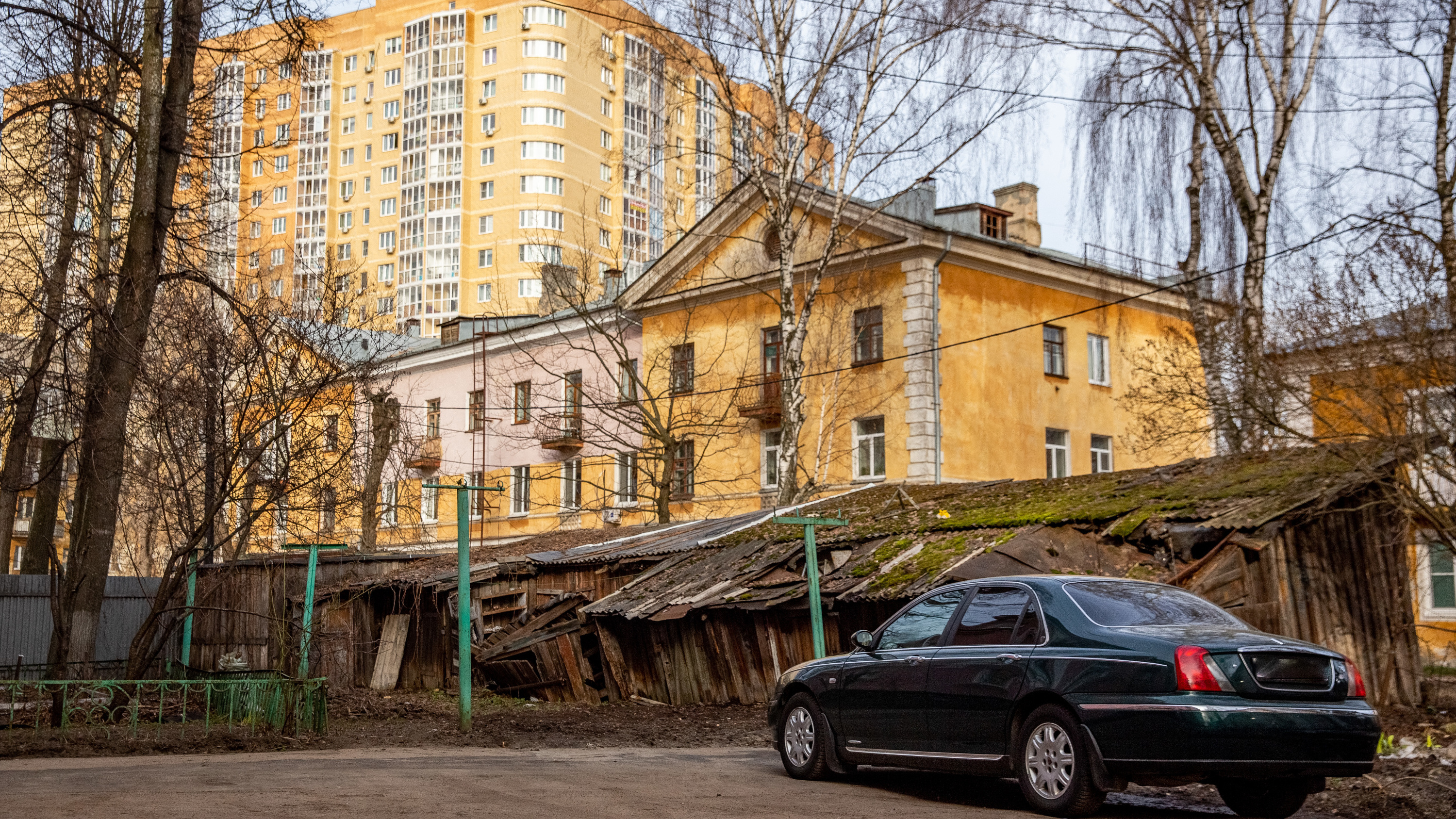 Сараи, новостройки и «орущие» столбы: гуляем по району Ярославля, где от домов отваливаются фасады