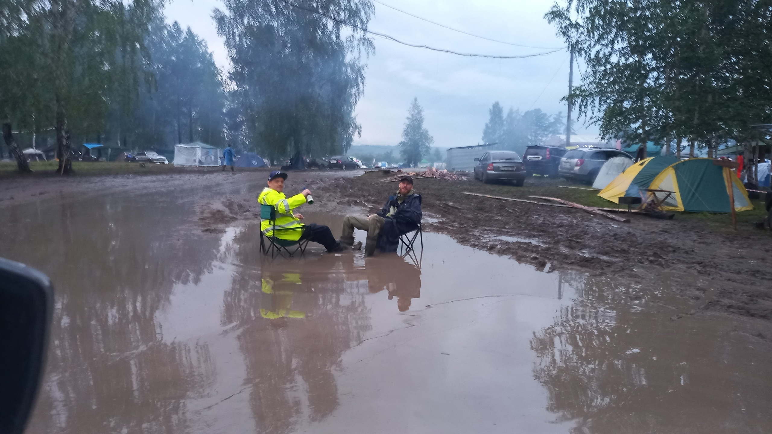 На Урале прошел мотофестиваль под дождем: участники сидели в воде и валялись в лужах голышом