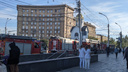 Восемь пожарных машин стянули к зданию в центре Новосибирска