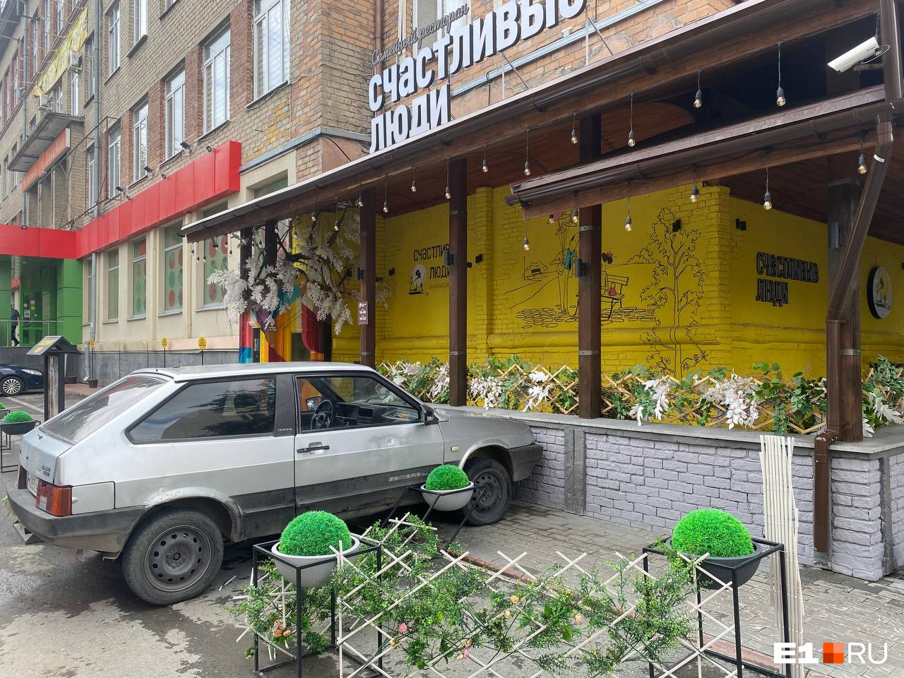 В центре Екатеринбурга легковушка протаранила известный ресторан