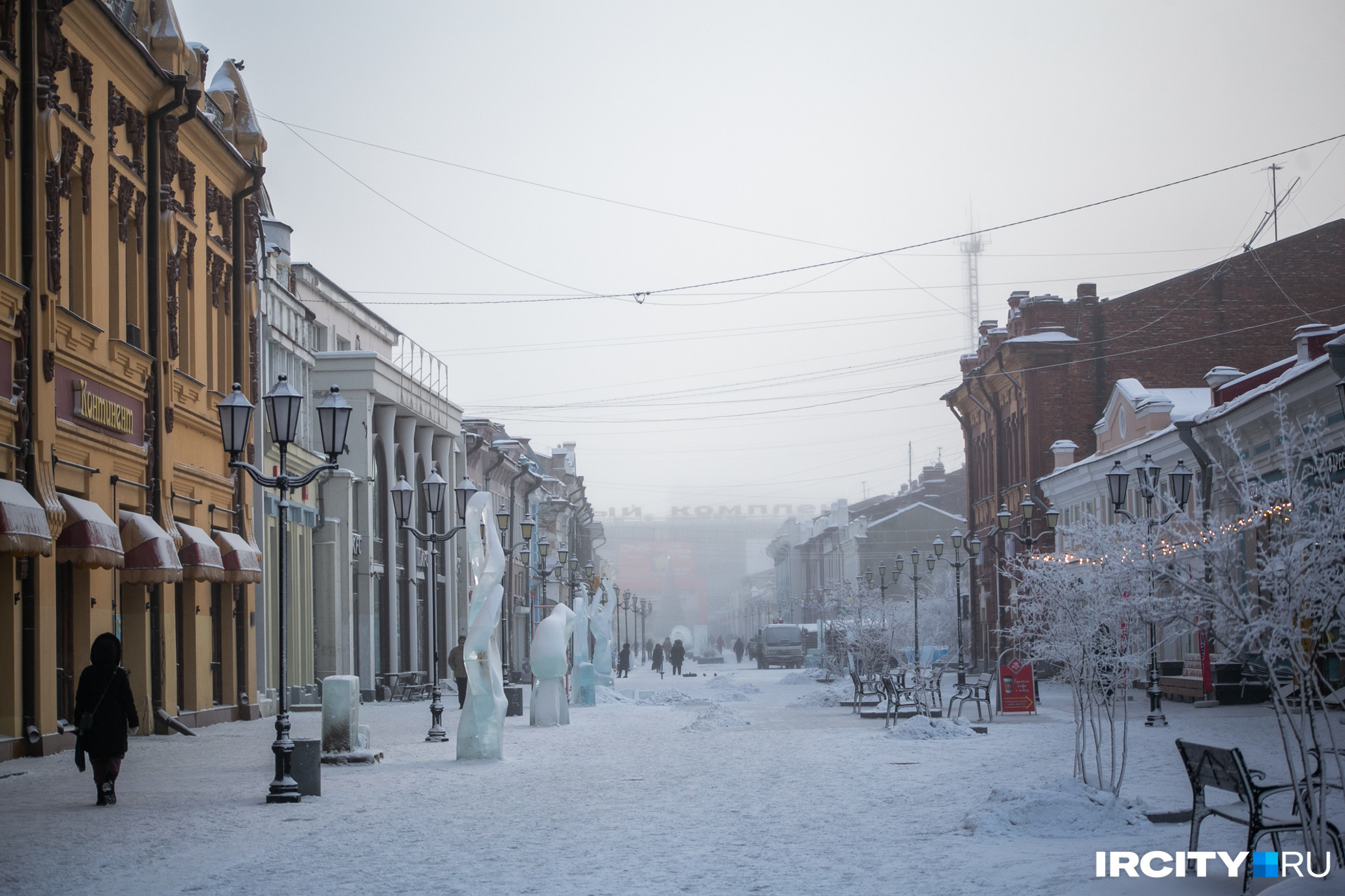 Редко в какие дни центральная улица города оказывается такой безлюдной