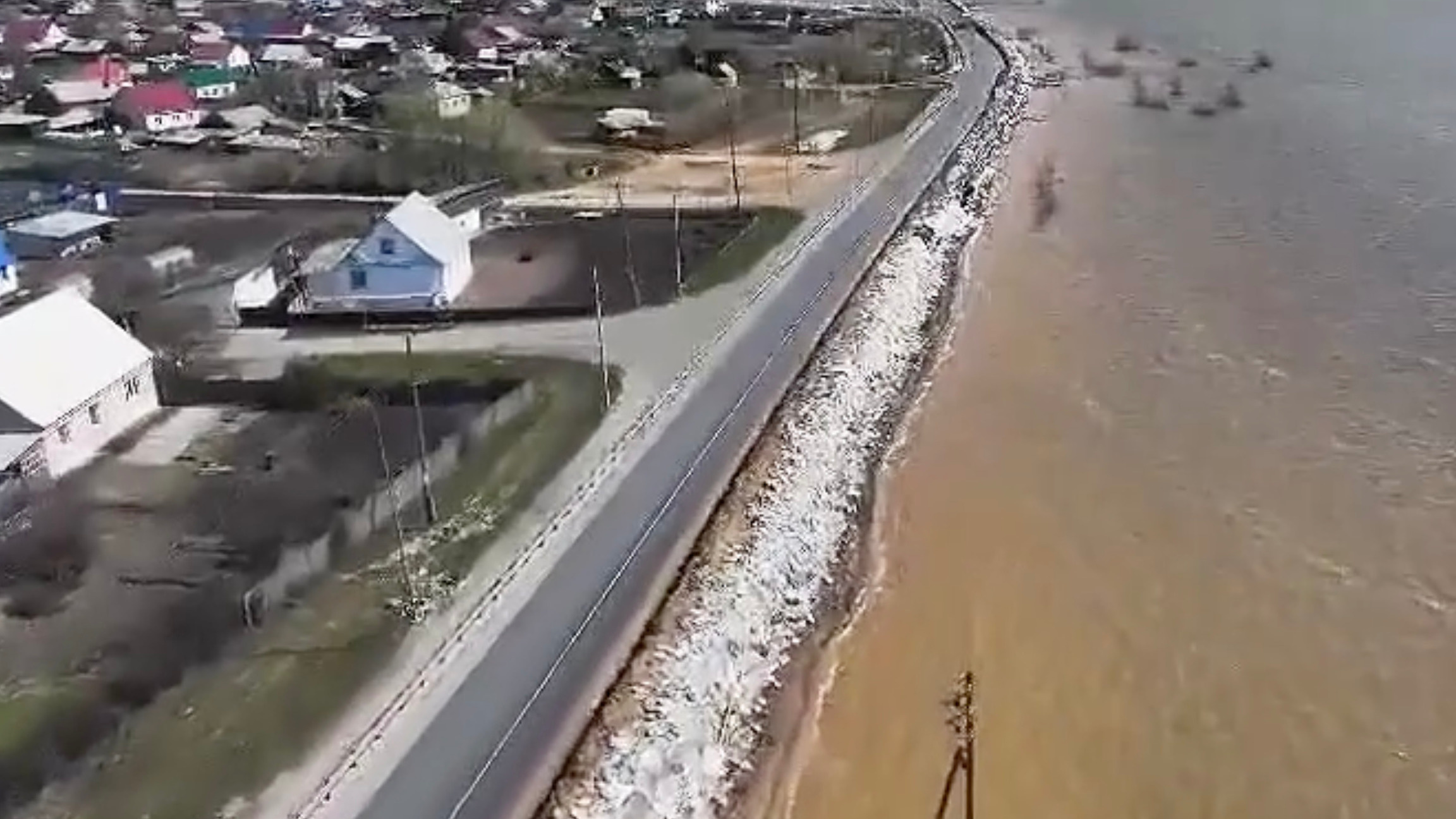 Вода постепенно отступает. Показываем, как сейчас с высоты выглядит трасса Тюмень — Омск у Абатского