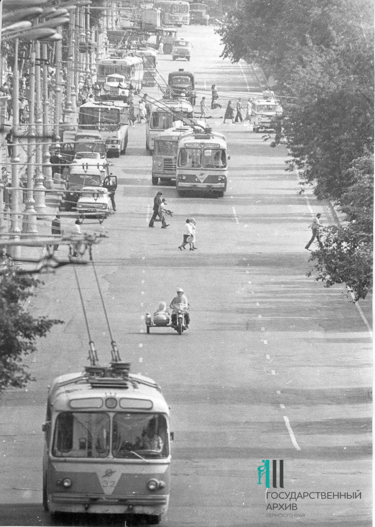 Комсомольский проспект в 1970-е. Обратите внимание, сколько троллейбусов в кадре