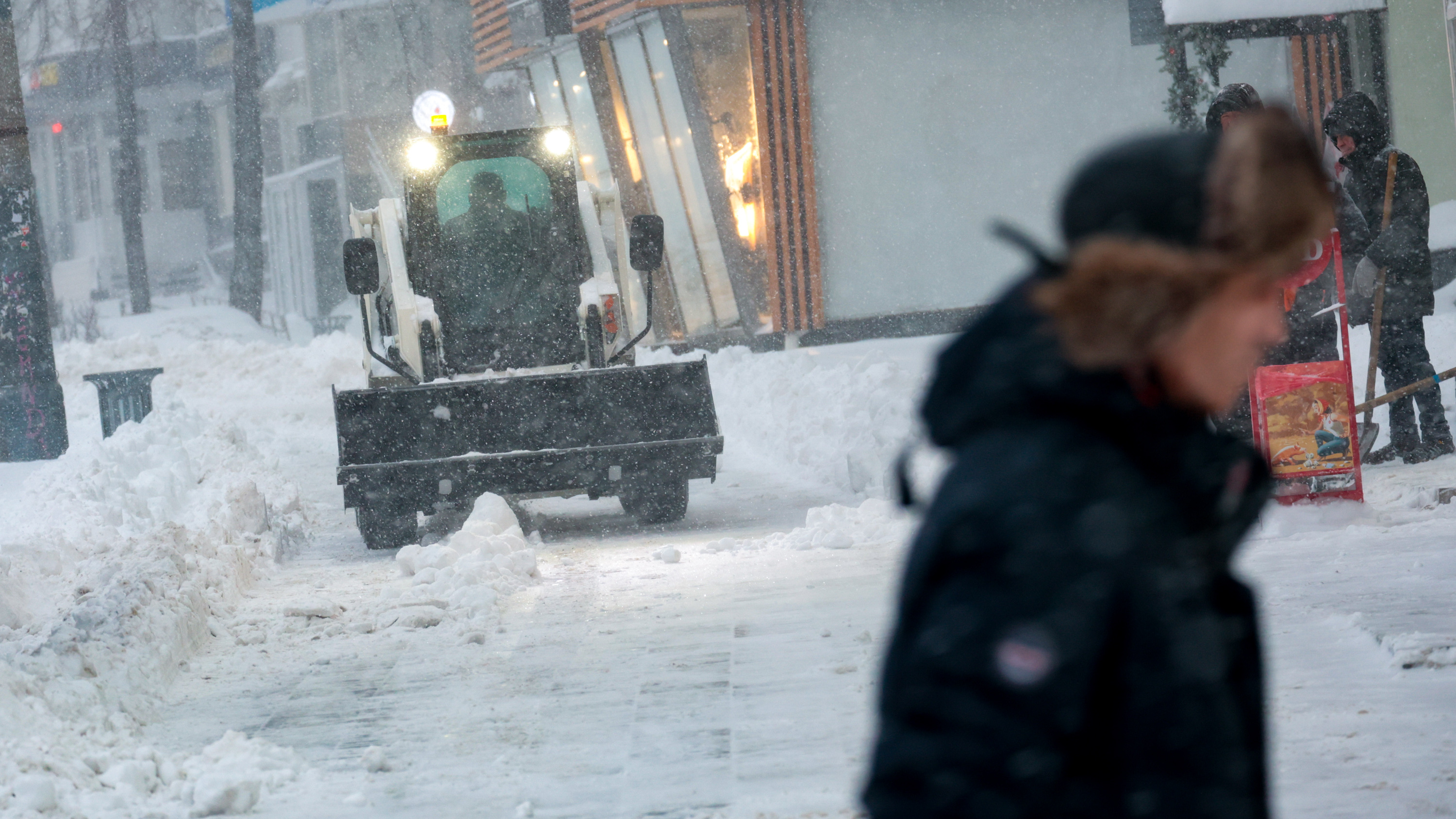 Деньги с неба: кто гребет миллиарды за неубранный снег в Челябинске